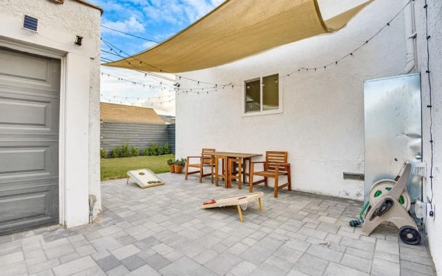 Centrally Located Los Angeles Home w/ Courtyard
