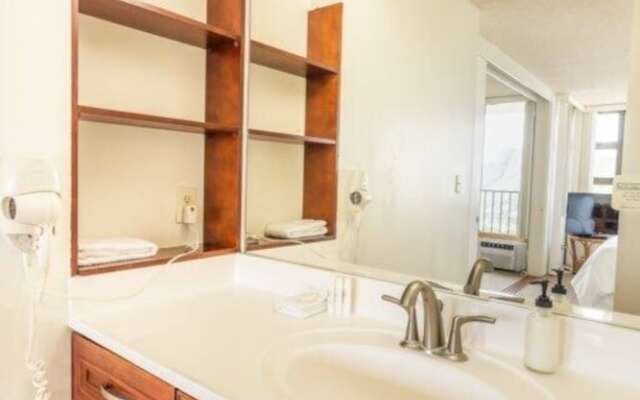 Waikiki Banyan W/ocean Views Free Parking