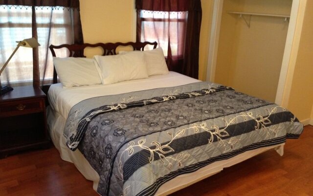 The Crest Inn Suites and Cottages
