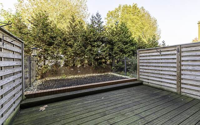 Chic and Contemporary Retreat in Brentford