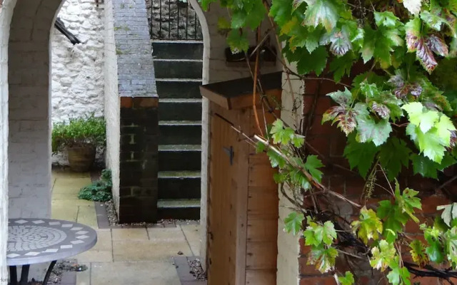 The Garden Flat Tucked Away Close To Amenities