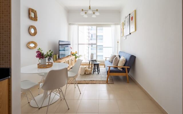 Dazzling & Picturesque 1BR Apartment In Business Bay