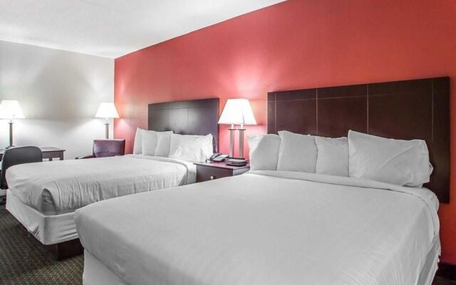 Econo Lodge Inn & Suites Outlet Village