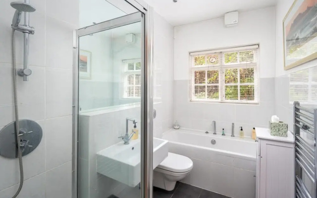 Charming 2BR Flat With Patio in Hammersmith