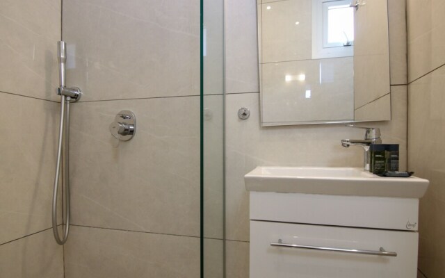 Phaedrus Living: Seaside Luxury Flat Harbour 110