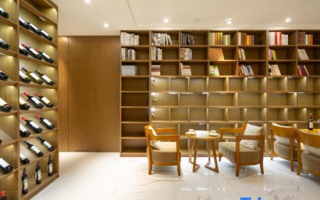 Xianyun Lakeside Hostel