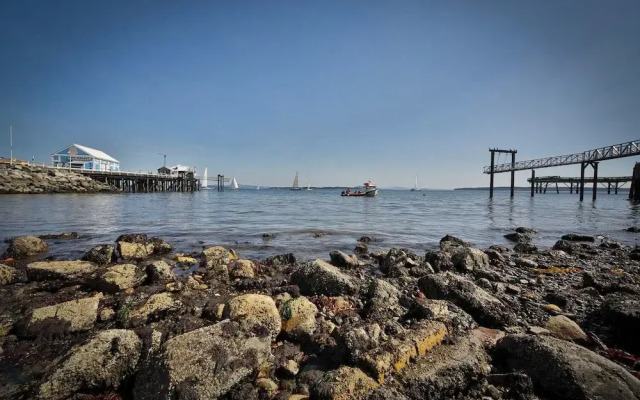 Sidney Waterfront Inn & Suites