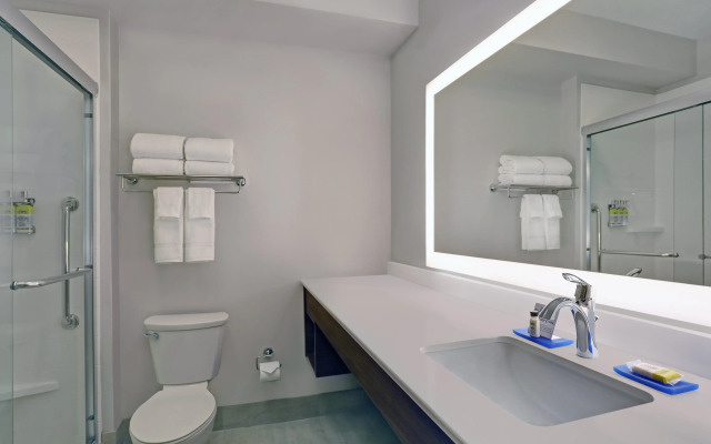 Holiday Inn Express & Suites Lenexa - Overland Park Area by IHG