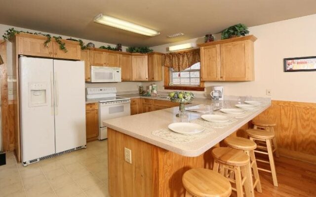 Cedar Falls 8 3 Br cabin by RedAwning
