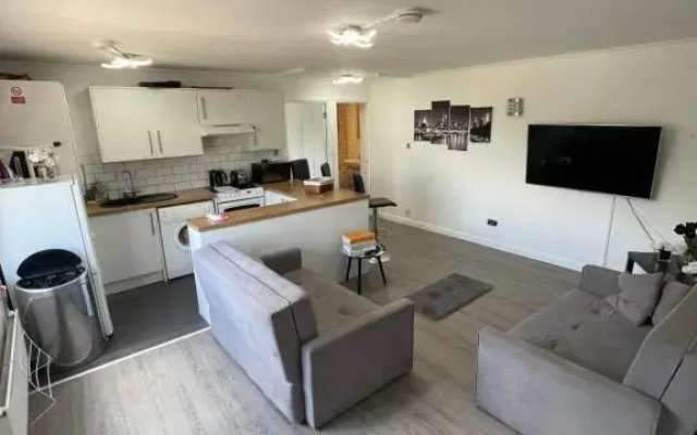 Monochrome 16 , Brentwood