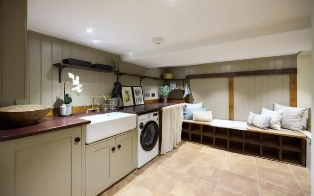 The Rosebery Retreat - Inviting 4bdr With Garden