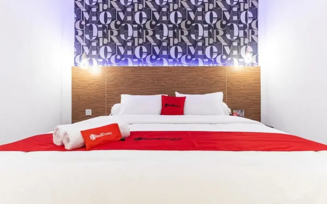 RedDoorz Plus near Ringroad City Walks Medan 2