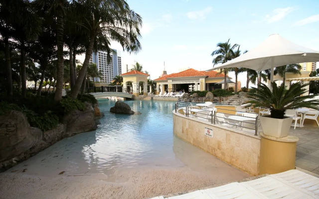 Chevron Renaissance - HR Surfers Paradise