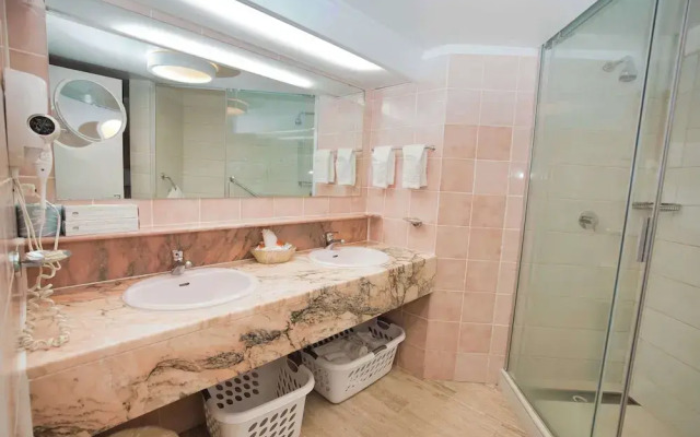 Royal Islander Resort La Plage