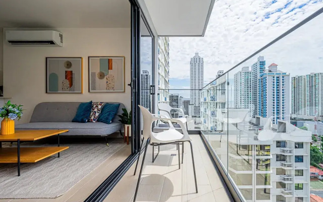 w Majestic 1BR w Stunning Balcony View