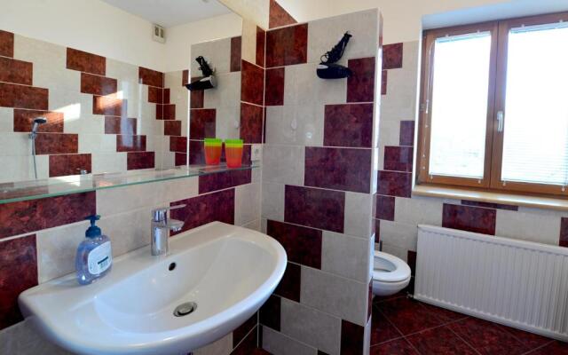 House With Courtyard & Parking Close To Stadtpark