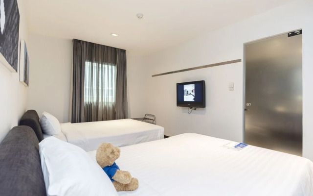 Silver Living Phrom Phong by Favstay