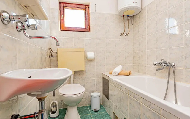 Nice Apartment in Brodarica With 3 Bedrooms and Wifi