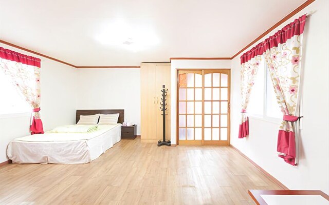 Hoengseong White House Pension