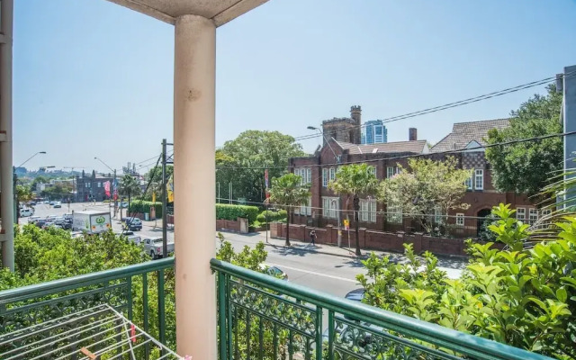 Spacious & Cozy Apartment In Heart Of Redfern