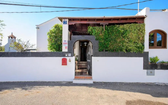 Hearth away from house. BREIA