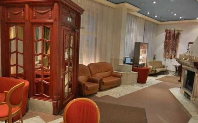 Kristof Hotel