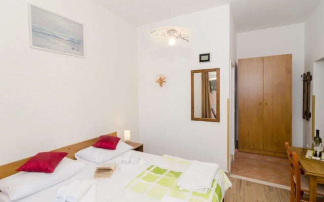 Pavo - Comfortable With Parking Space - SA4