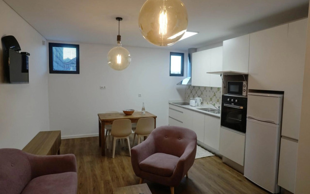 Modern house - air cond, free parking, breakfast