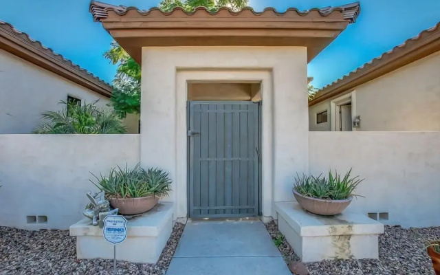 Elm St - 1 Br home by RedAwning