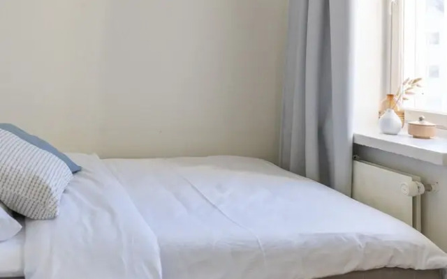 2 Bedroom apartment Steps from the Metro