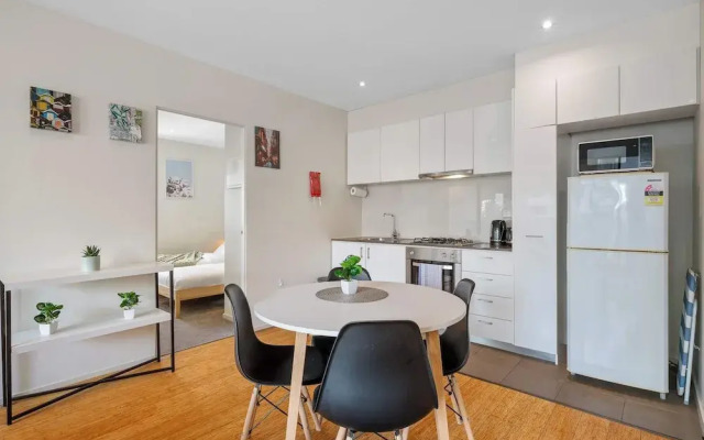 A Spacious 2BR Apt Near Melbourne Central