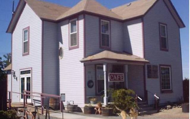 The Vintner's Inn at Hinzerling Winery