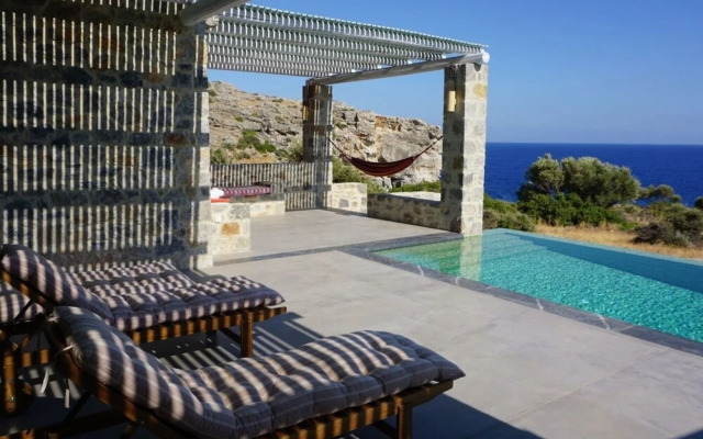 Villa Alati - Seafront Villa With Swimming Pool