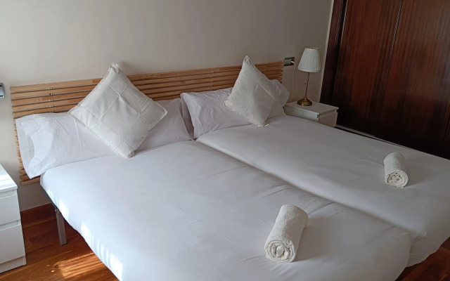 APARTAMENTOS DELUXE PALACIO DE LOS JERÓNIMOS free parking