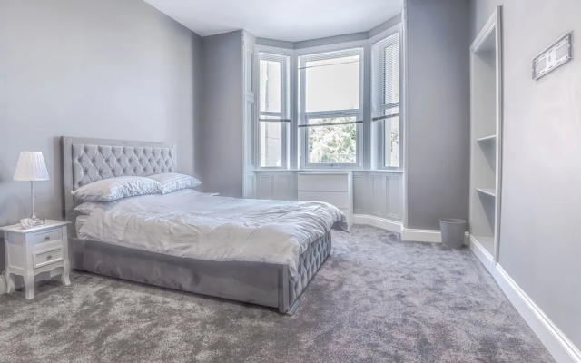 4 Bed-sleeps 8- Free Parking-pets-hot Tub