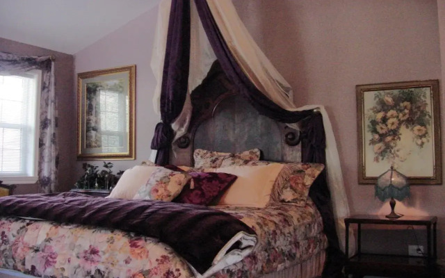 Hearthstone Elegant Lodge by the River