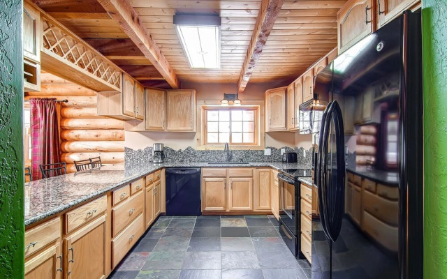 Snowshoe  4 Bedroom Home by RedAwning