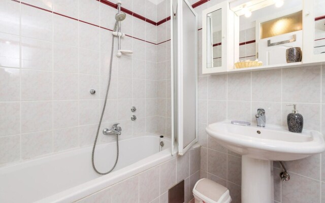 Stunning Apartment in Icici With Wifi and 1 Bedrooms