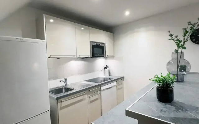 Copernic Line Elegant 3BR Apartment in Paris