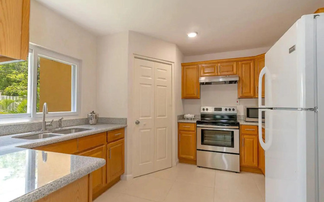 New 3-bed on Hip Strip, Beach access, Sleeps 8