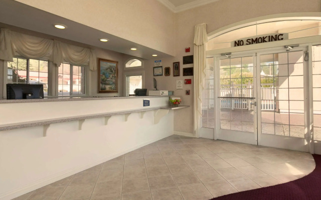 Travelodge by Wyndham Redding CA