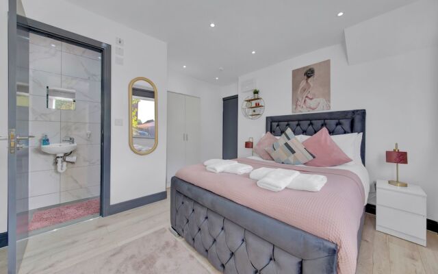 Immaculate 1-bed Studio in Feltham Heathrow London