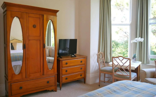 Muntham Holiday Apartments & Town House