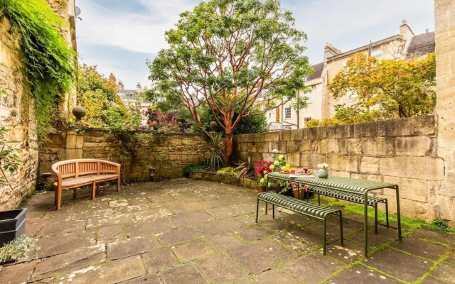 Grand Georgian Townhouse With Garden