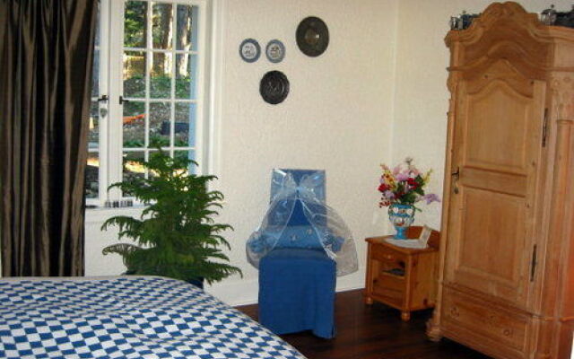Charm of Qualicum Bed and Breakfast