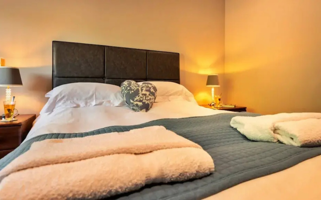 Elegant Apartment in Buxton, No Deposit