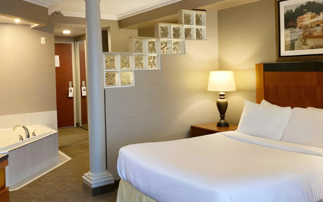 Monte Carlo Inn Barrie Suites