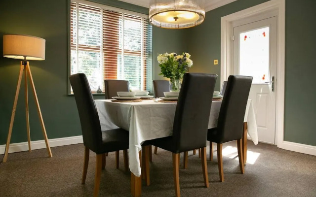 Remarkable 4-bed House Near Leeds Airport