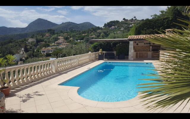 Room in Apartment - Beautiful F1 standing swimming pool, view