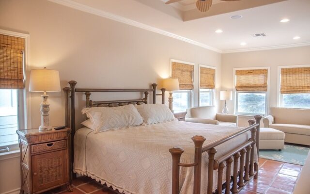 Salt and Horns - 4 Br Home
